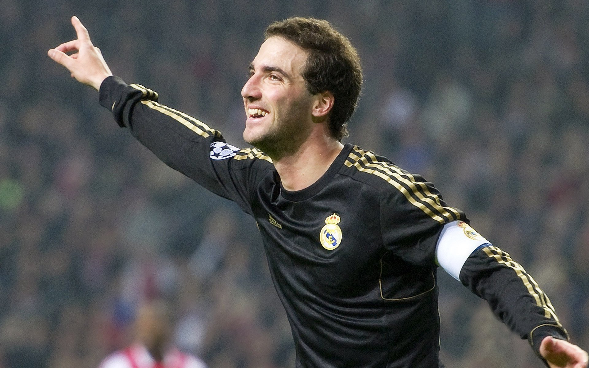 达米恩·麦肯齐:精准的踢球和快速的反击让他成为全黑队的进攻引擎