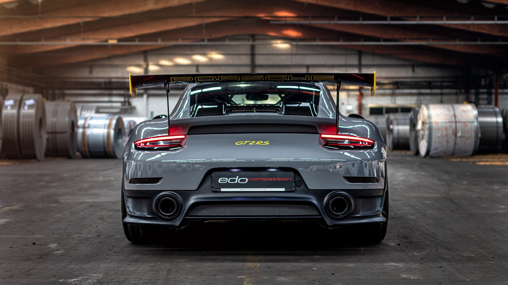 开云电竞-_硬地、草地、红土：不同场地对运动员的考验_，红土草地硬地网球一样吗